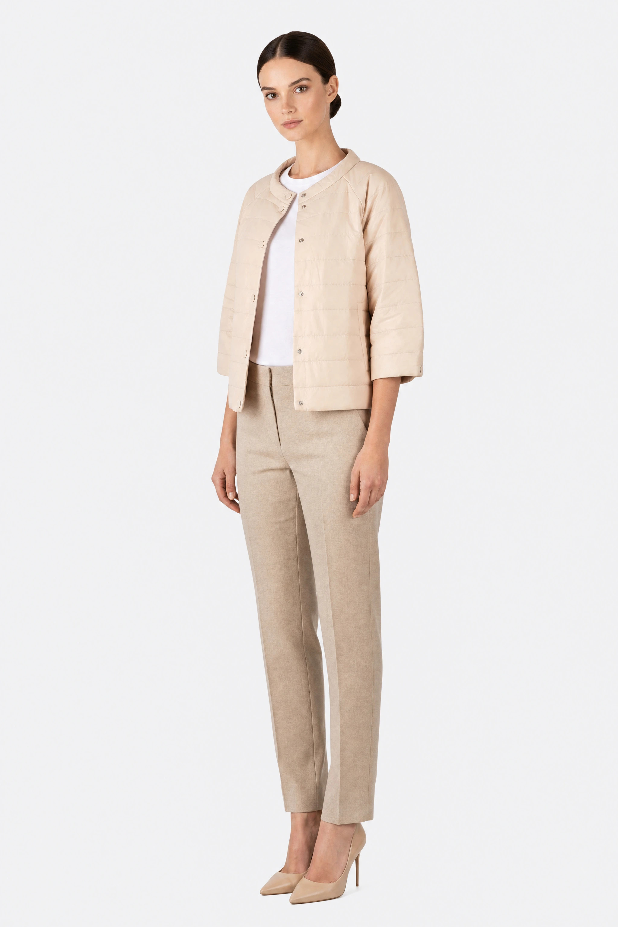 Kurze, leichte beige Daunenjacke mit 3/4-Ärmeln, Dreiviertelansicht