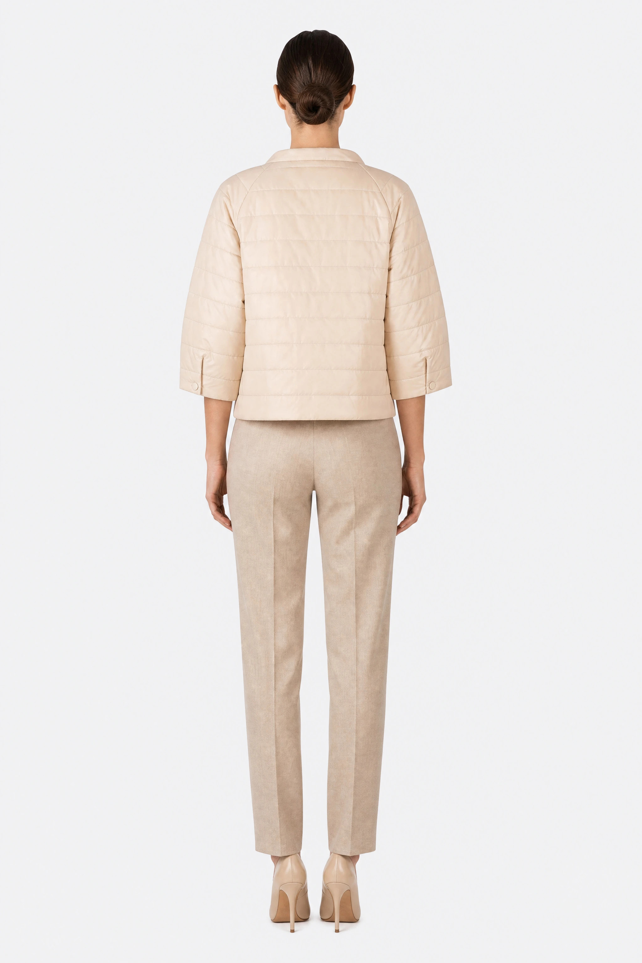 Kurze, leichte beige Daunenjacke mit 3/4-Ärmeln, Rückansicht