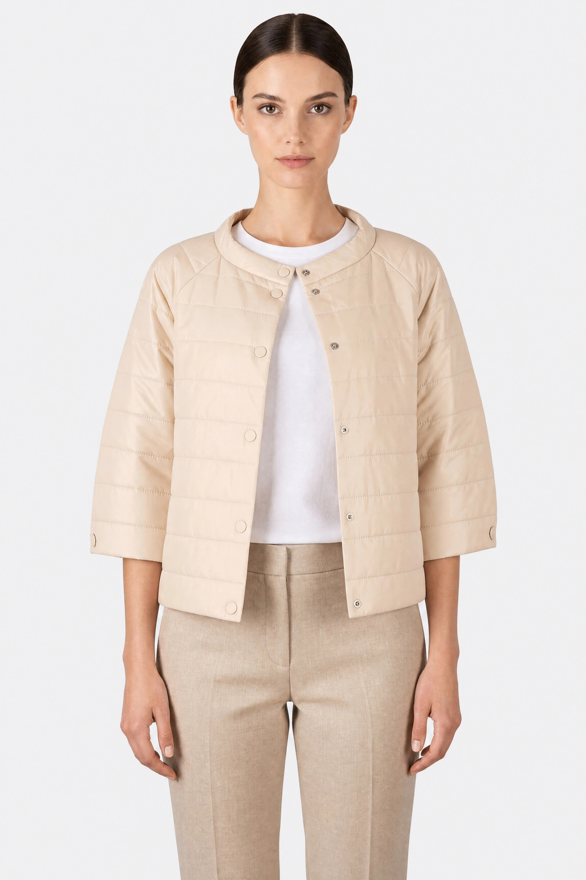 Kurze, leichte beige Daunenjacke mit 3/4-Ärmeln, Detail oben