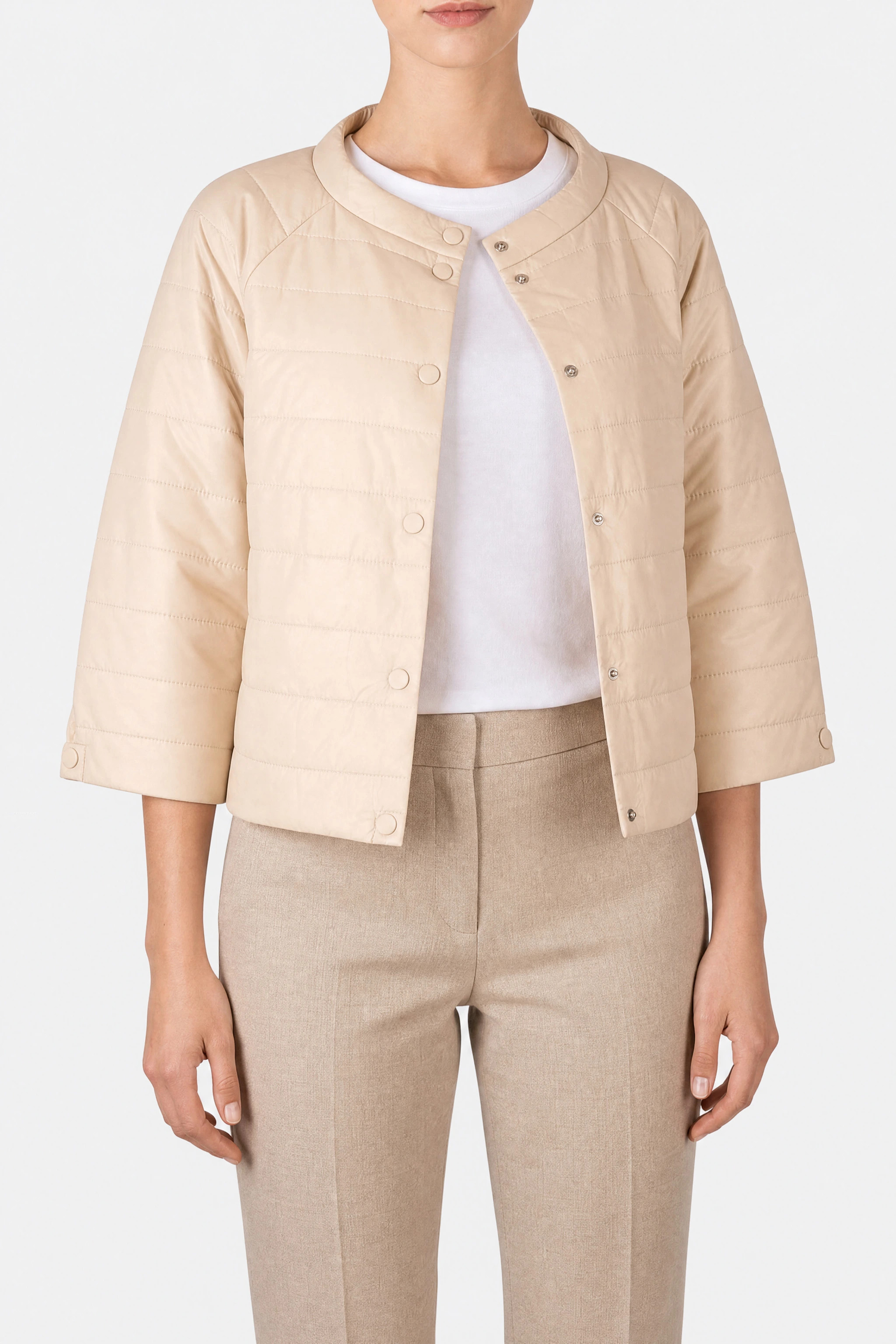 Kurze, leichte beige Daunenjacke mit 3/4-Ärmeln, Nahaufnahme