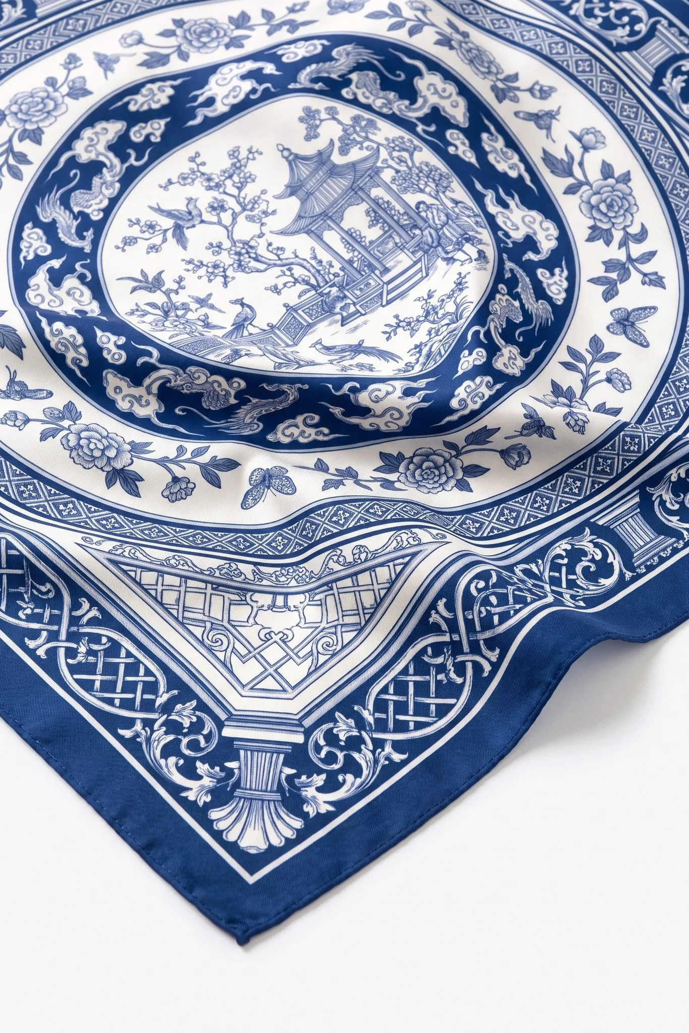 Nahaufnahme der Falten des Seidentuchs Grande porcelaine, Seidentwill und handgerollter Saum