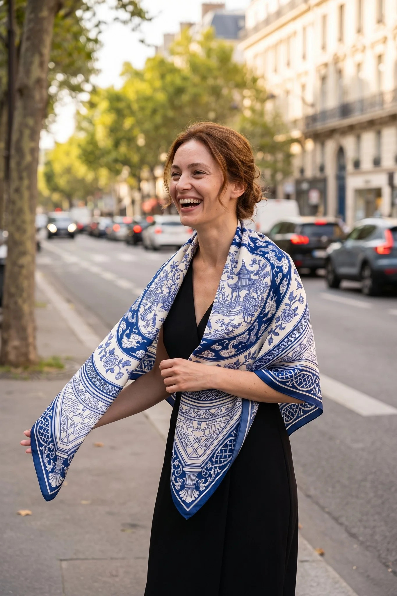 Frau trägt das Seidentuch Grande porcelaine als Schal auf einer Straße in Paris