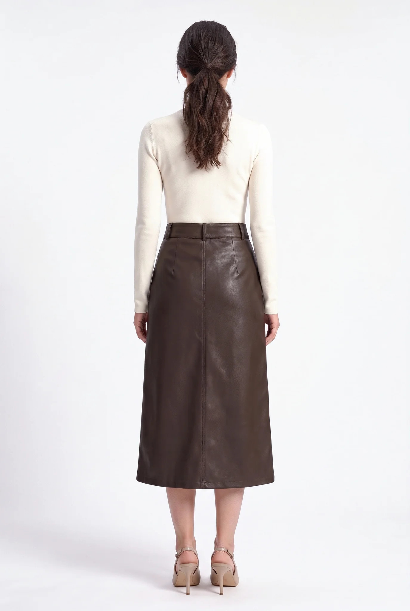 Dos de la jupe midi en simili cuir marron, couture centrale verticale et passants de ceinture