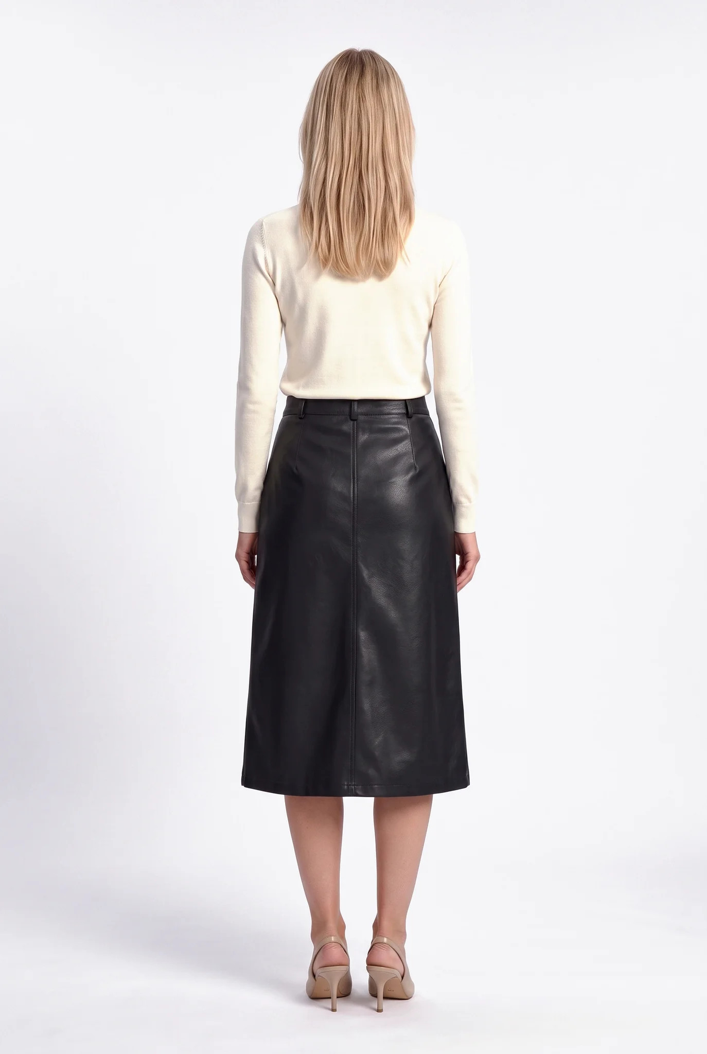Dos de la jupe midi en simili cuir noir, couture centrale verticale et passants de ceinture