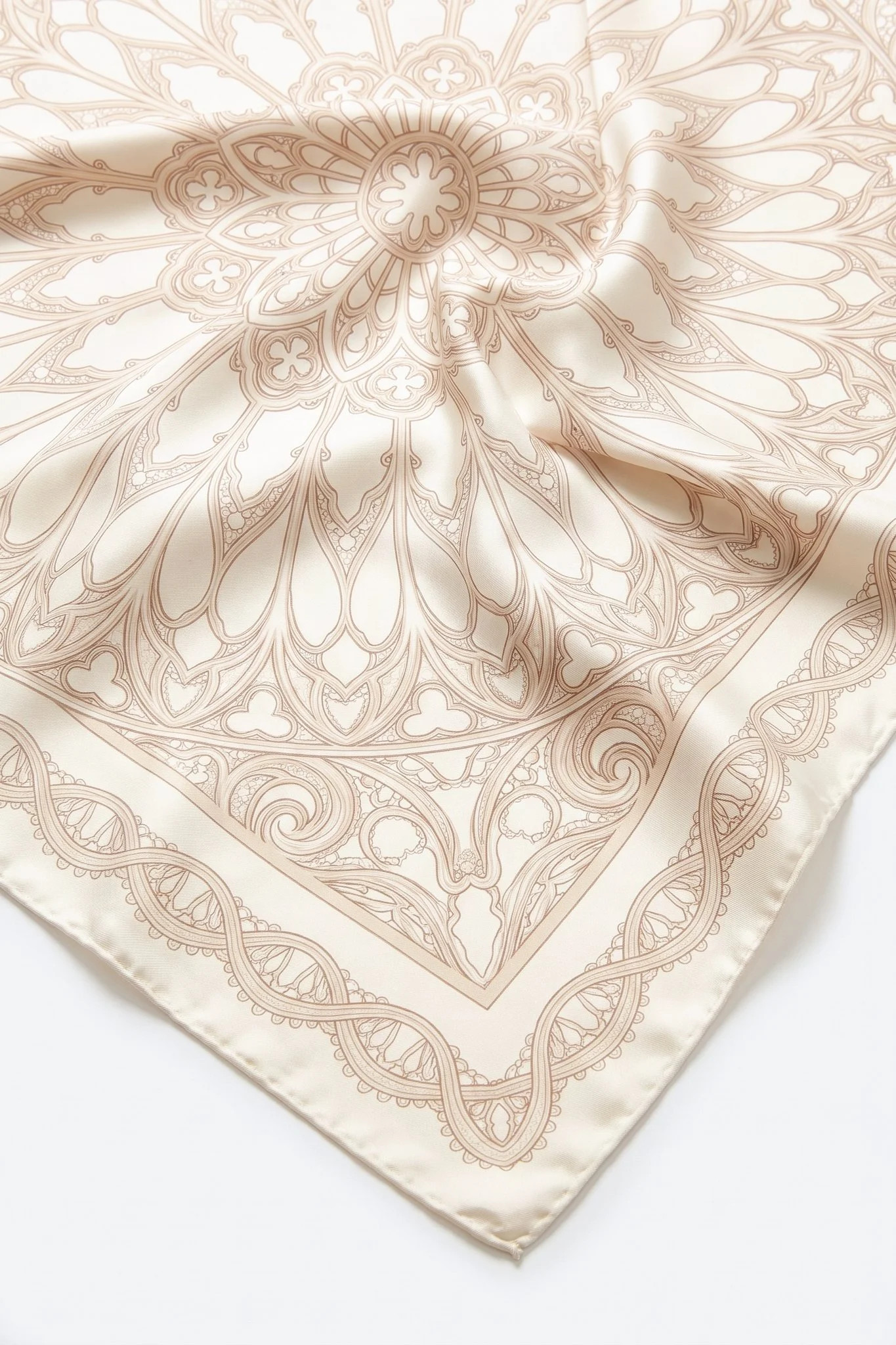 Close-up on the folds of the silk square Rosace de fil, silk twill and hand-rolled hem