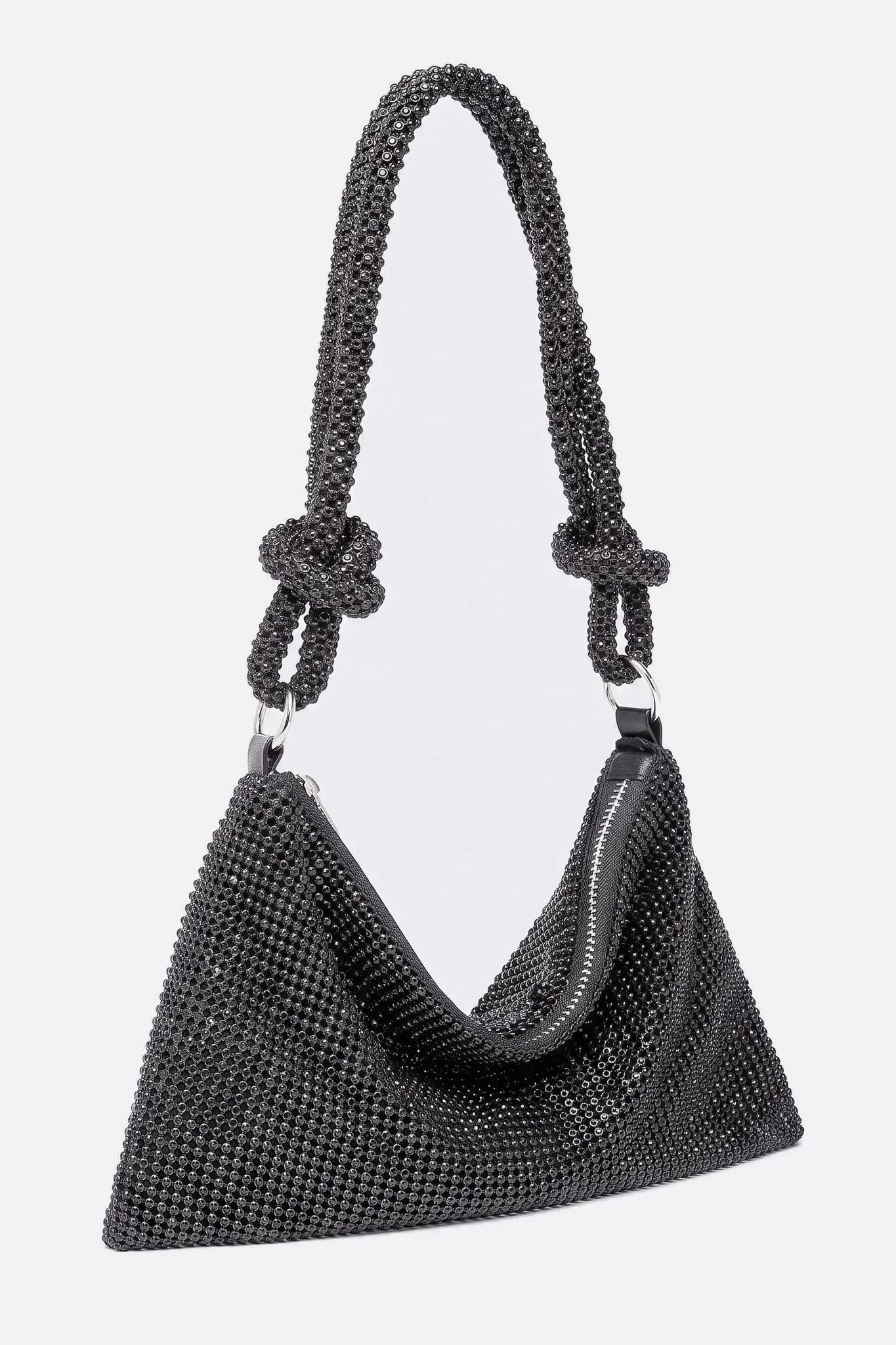 Pochette strass noire vue de trois quarts, anse double brin nouée