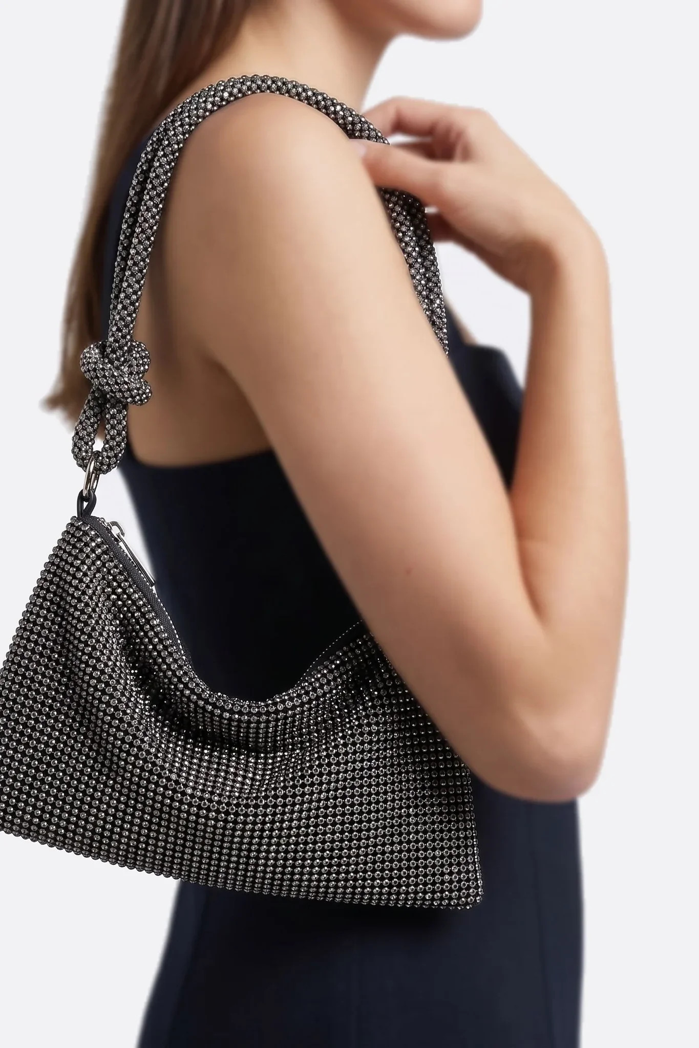 Pochette strass noire portée à l'épaule