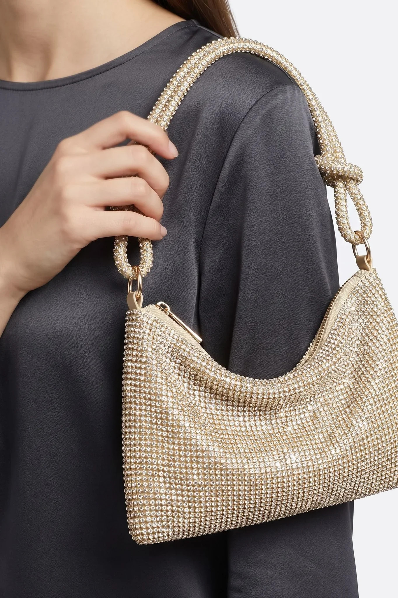Pochette in strass dorata portata a spalla