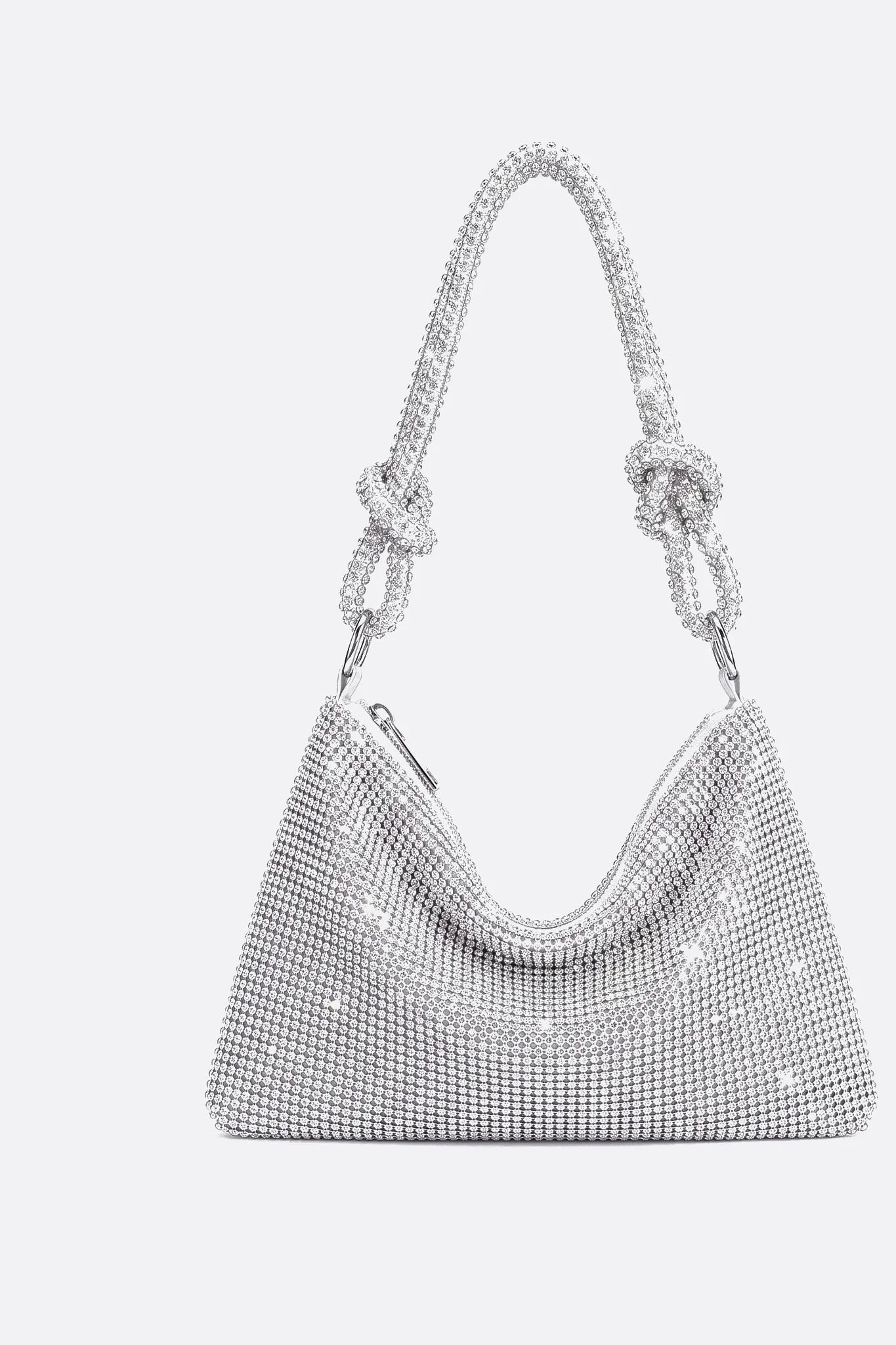 Pochette de soirée argentée entièrement pavée de strass, vue de face sur fond gris