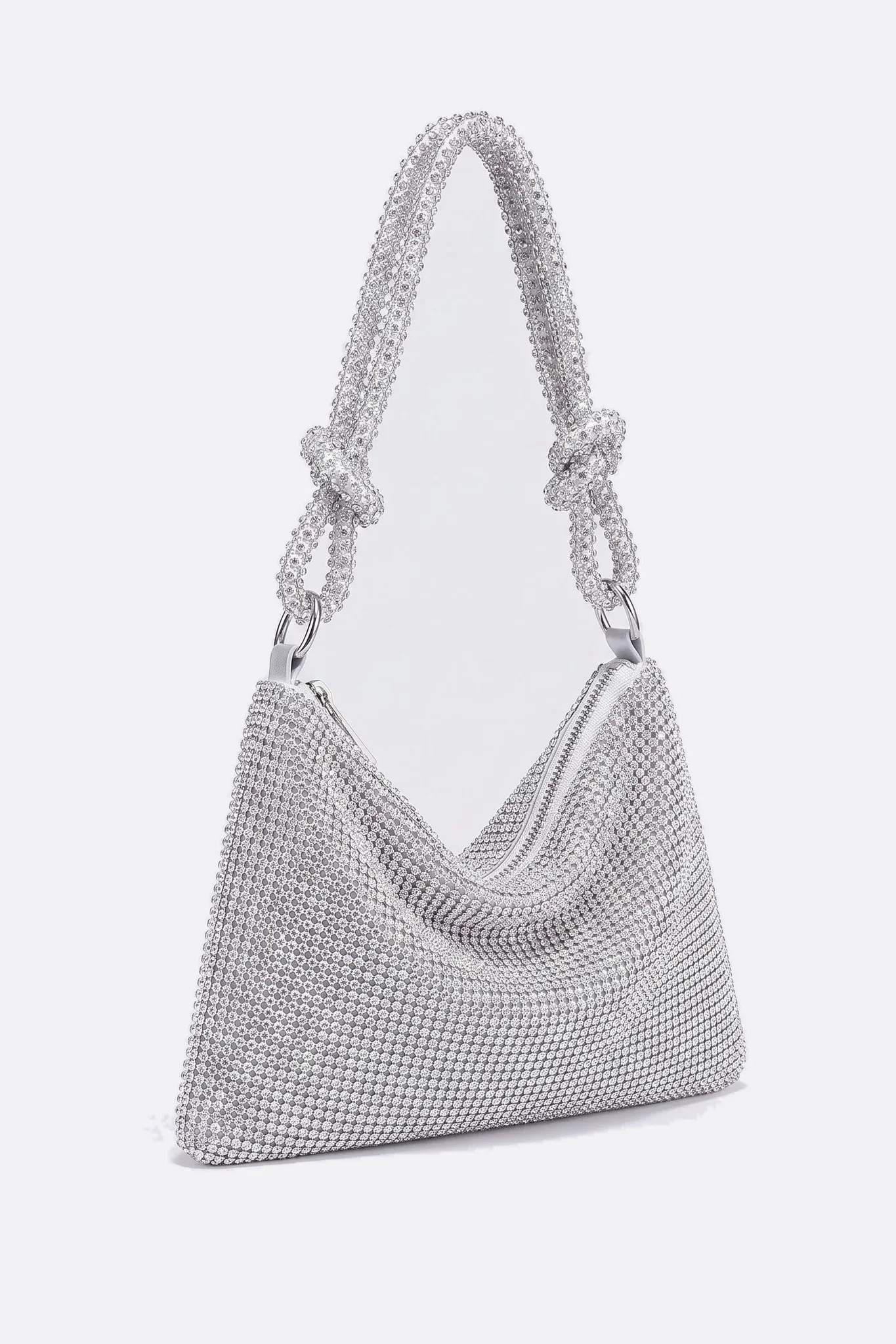 Pochette strass argentée vue de trois quarts, anse double brin nouée