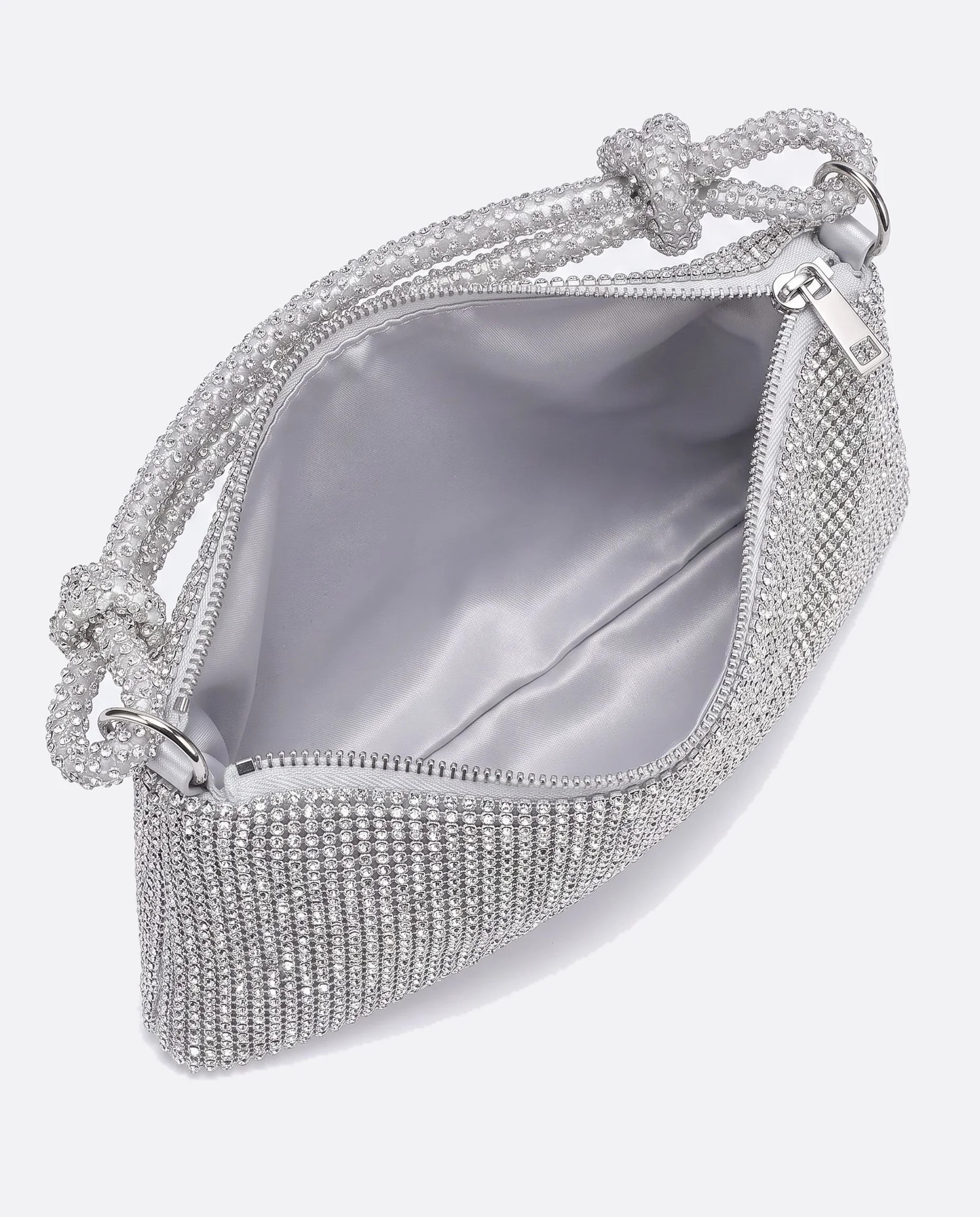 Intérieur de la pochette strass argentée ouverte, doublure satinée gris perle