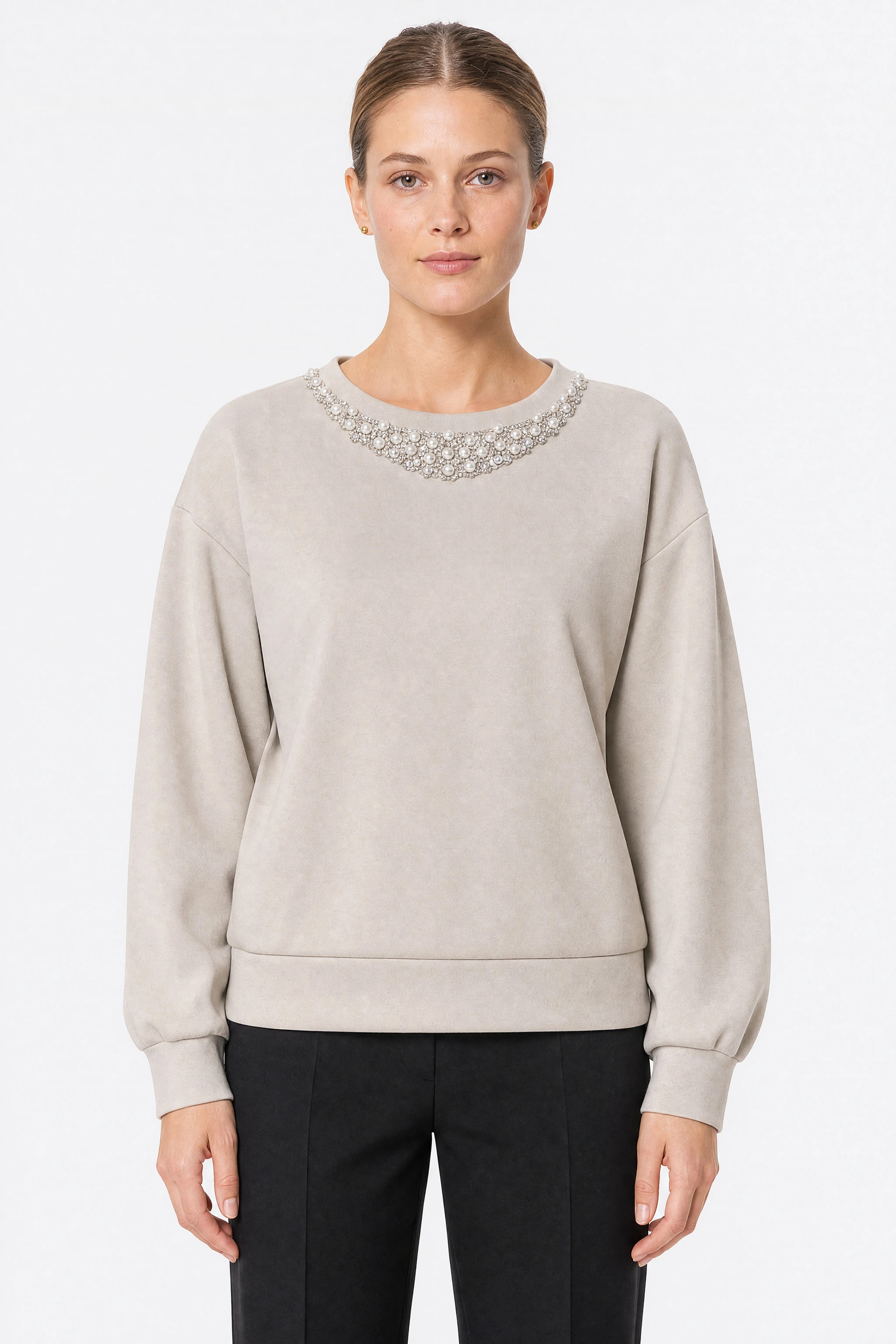 Pull beige oversize Misciano porté de face, encolure ronde ornée de perles blanches et de strass