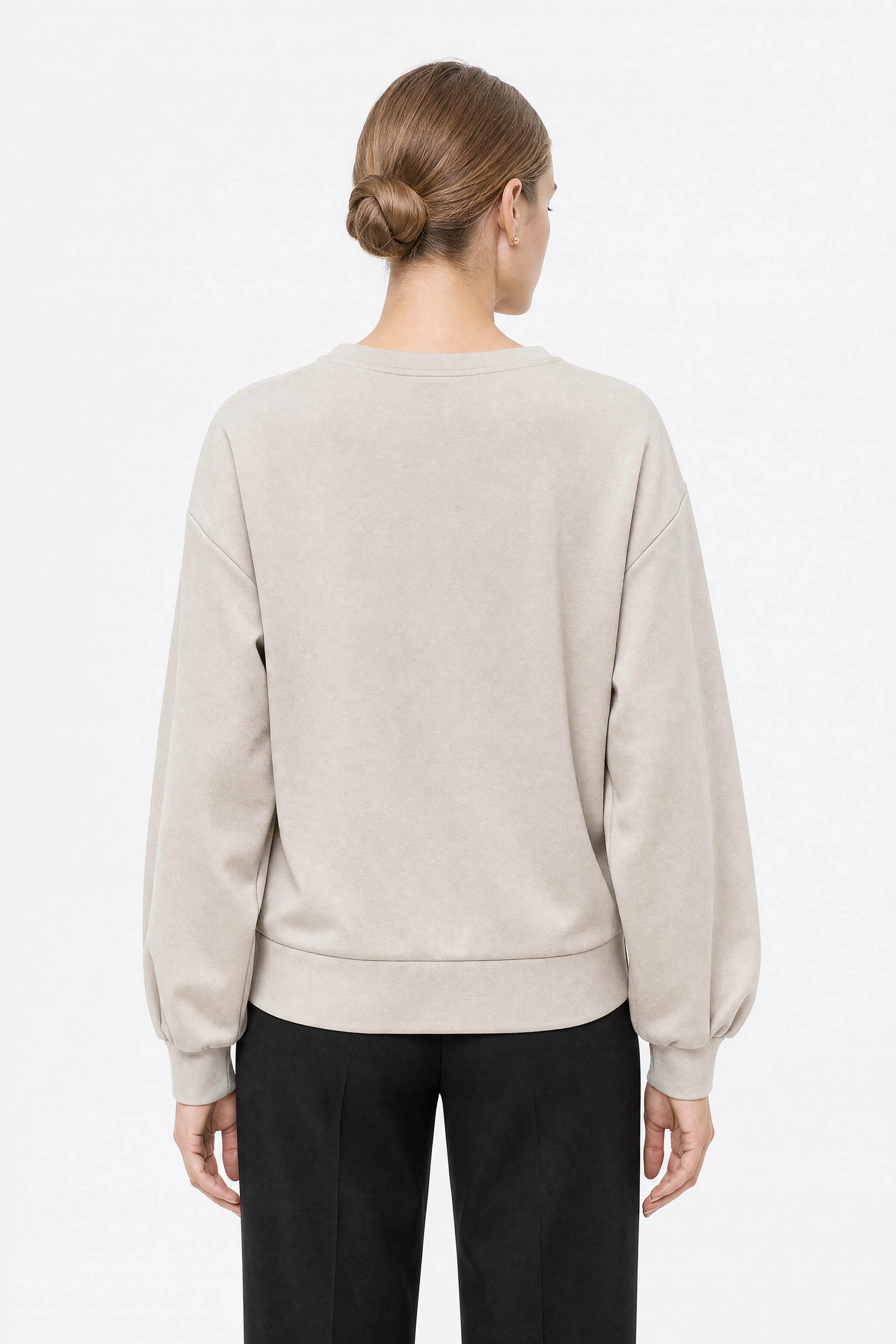 Dos du pull beige oversize Misciano, encolure entièrement lisse et sans ornement, large bande de taille