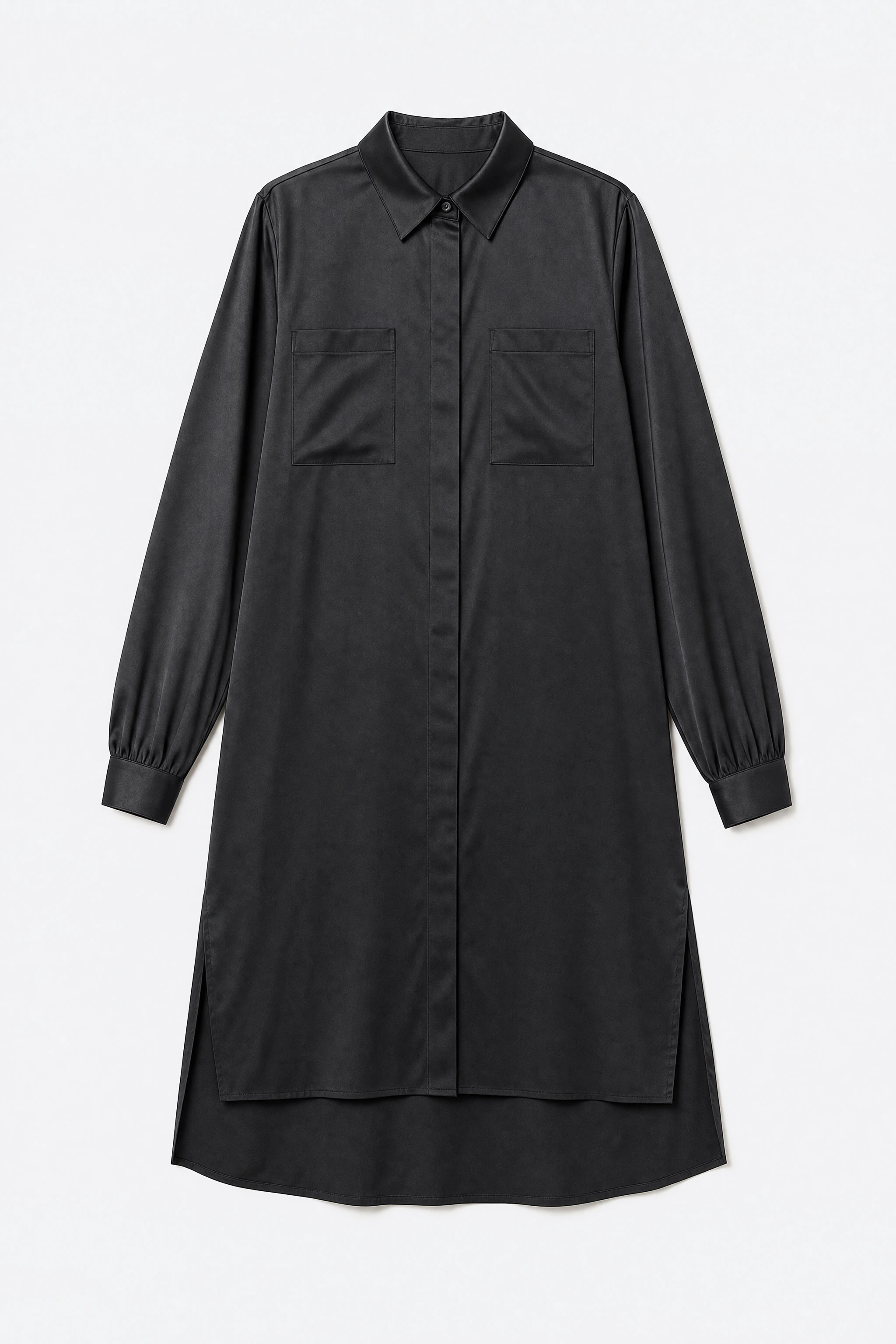 Langes Hemdblusenkleid aus schwarzem Satin flach liegend, mittige Knopfleiste und ausgebreitete Ärmel