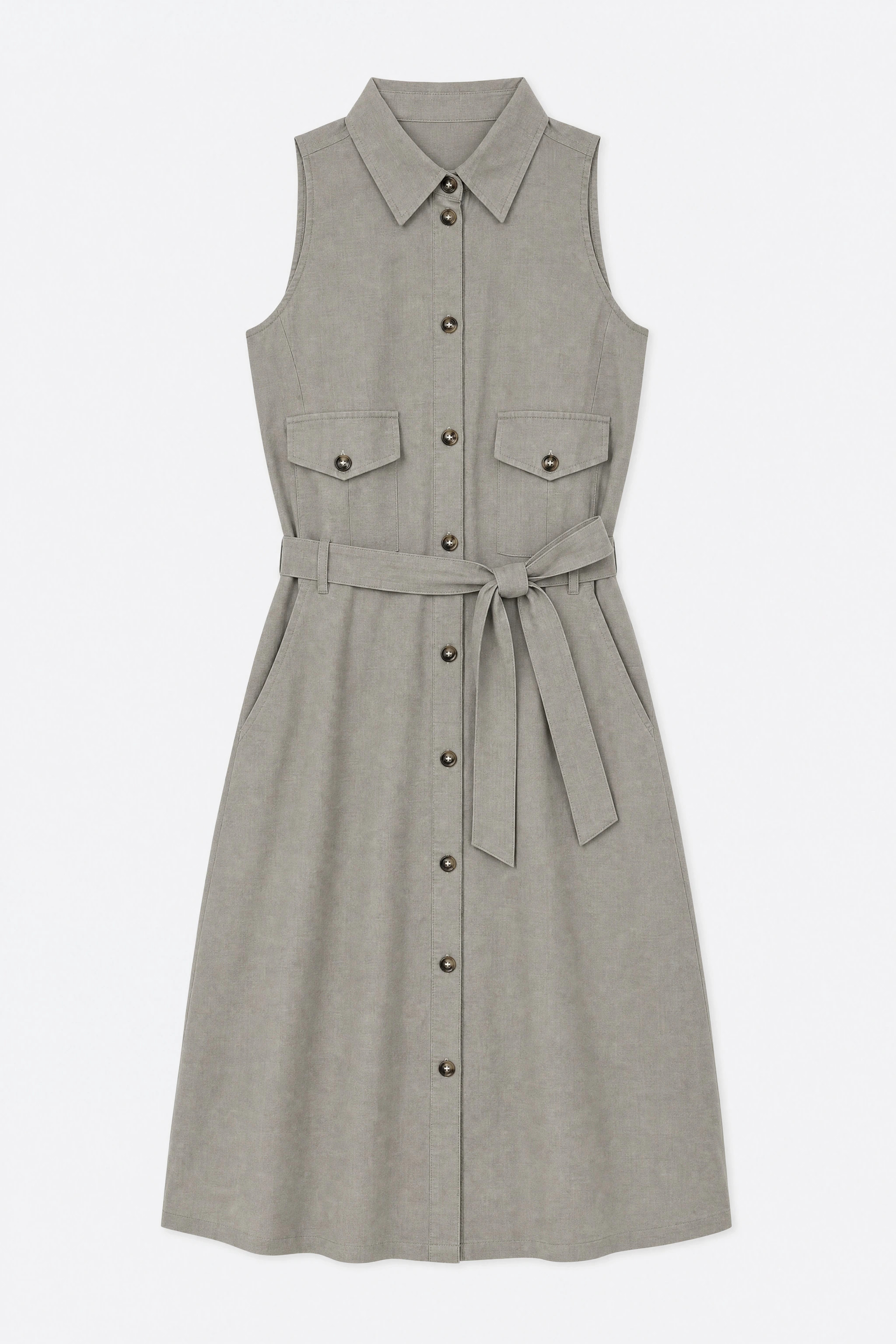Hemdblusenkleid aus khaki Leinen flach liegend, geknoteter Gürtel und aufgesetzte Taschen sichtbar