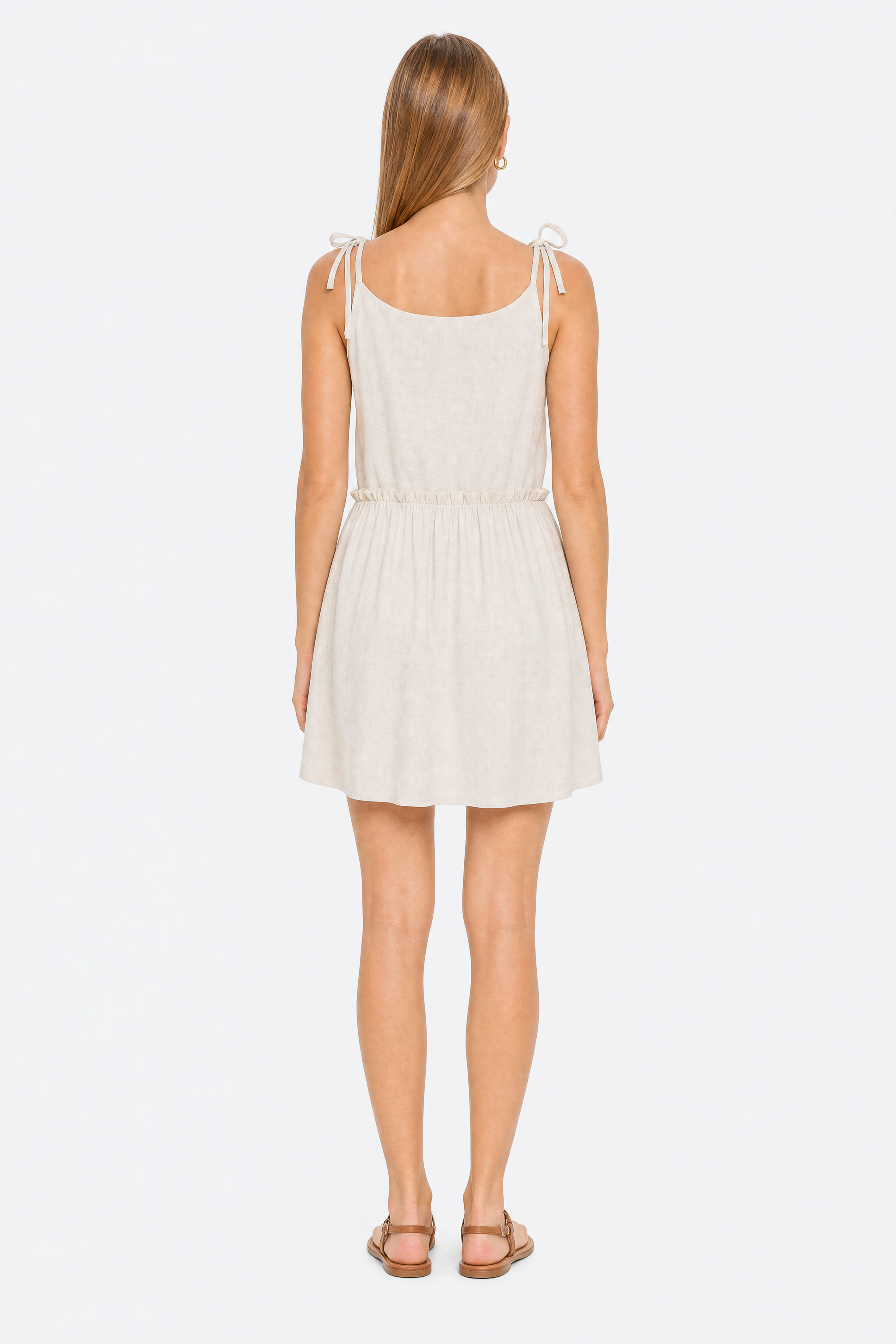 Back of the short beige dress: straight back, tie straps and gathered waist all around