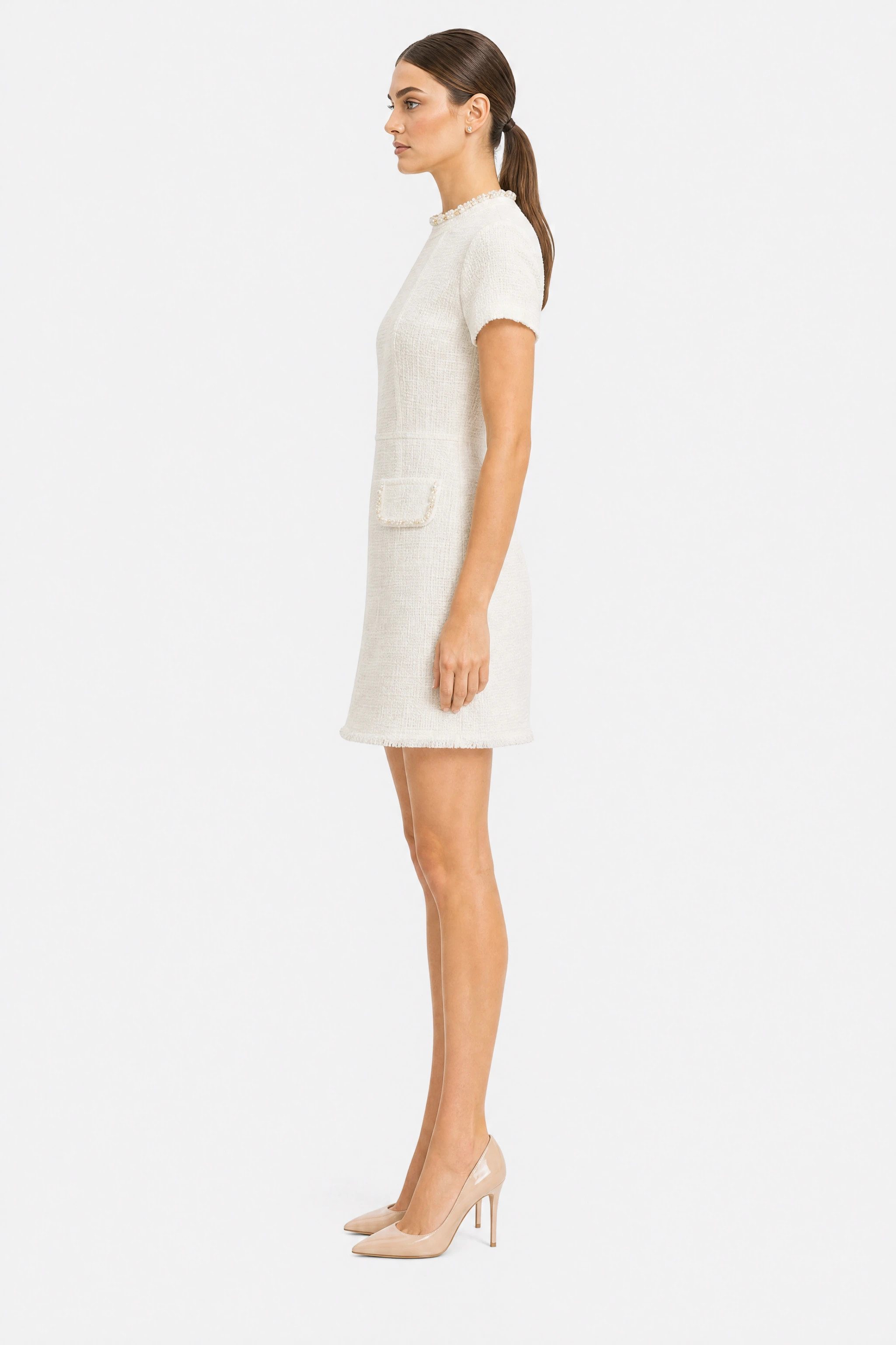 Robe courte en tweed ivoire à col perlé doré, vue de profil