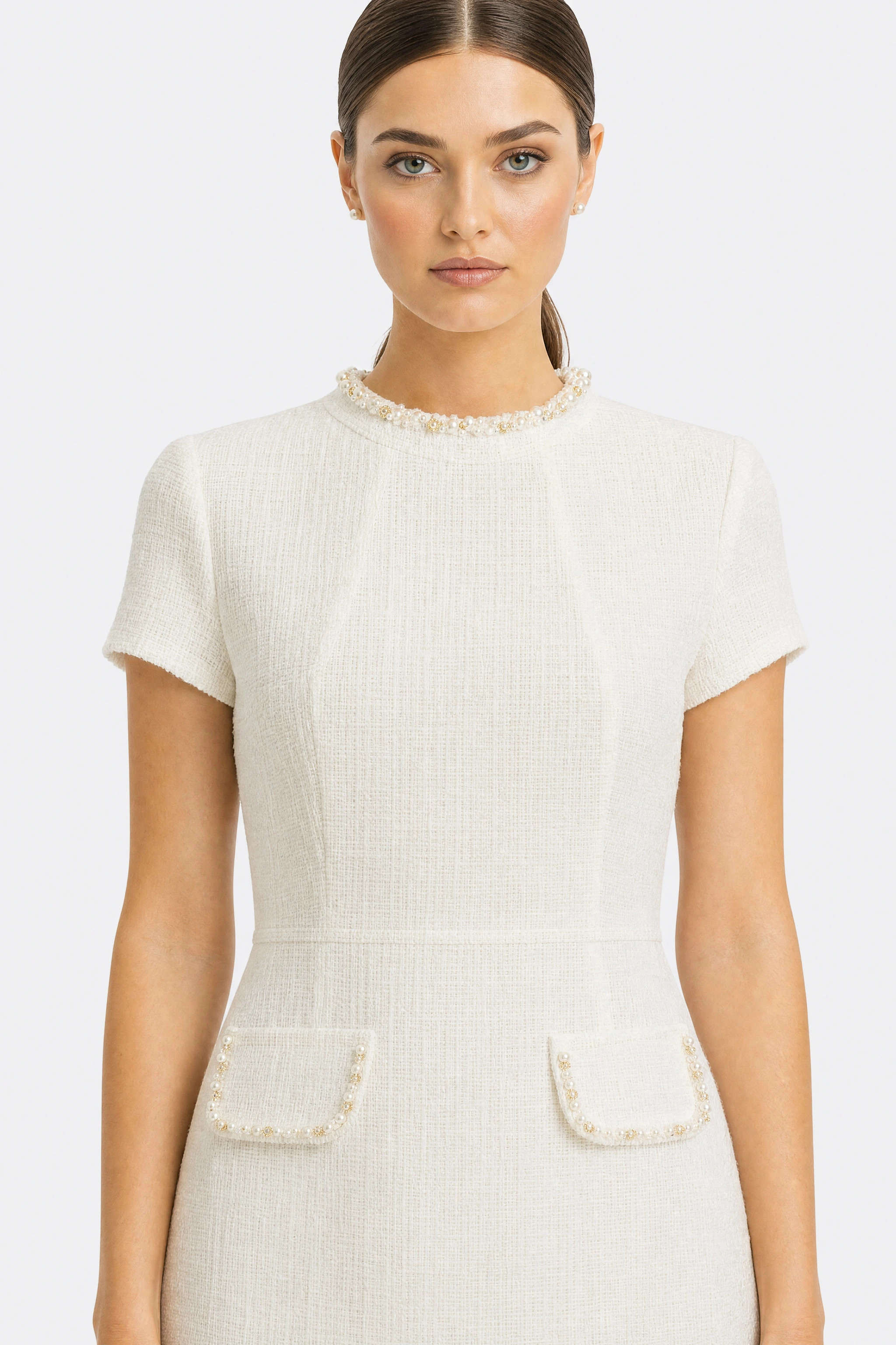 Robe courte en tweed ivoire à col perlé doré, détail du col orné de perles et de fleurs dorées, et du tweed bouclé