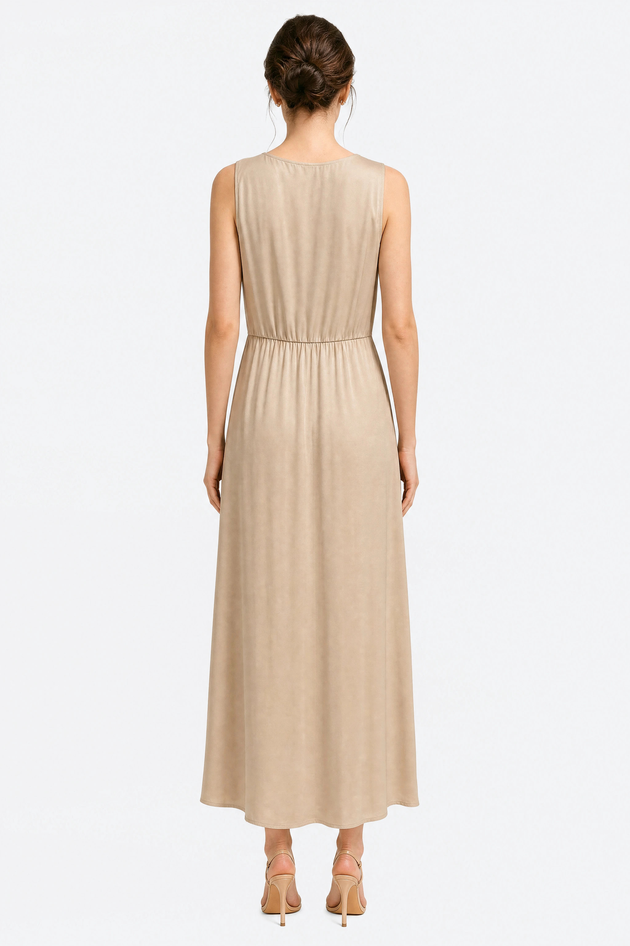 Dos de la robe longue satinée beige doré, encolure ronde et taille froncée