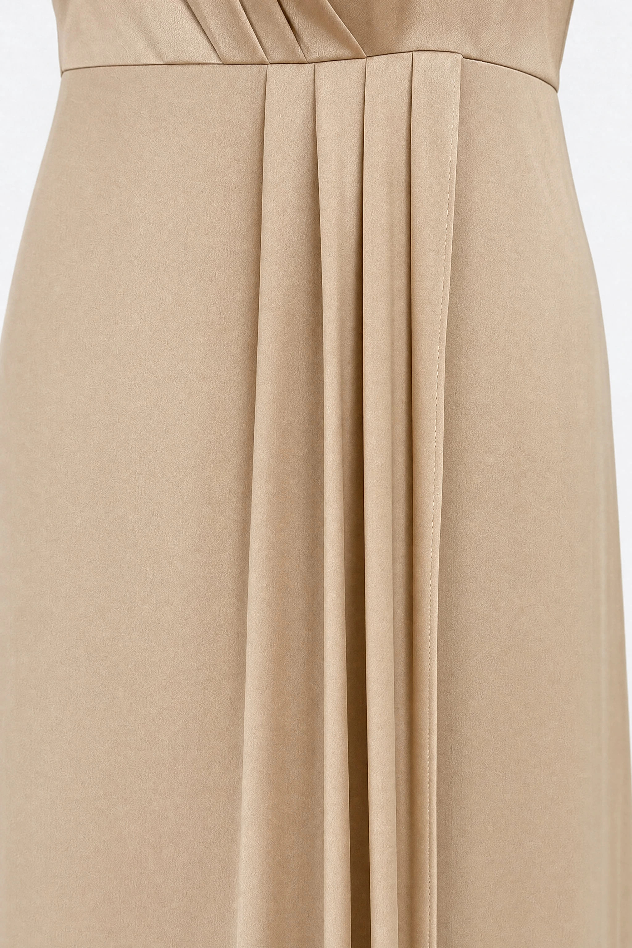 Détail du pan croisé qui forme la fente frontale de la robe longue satinée