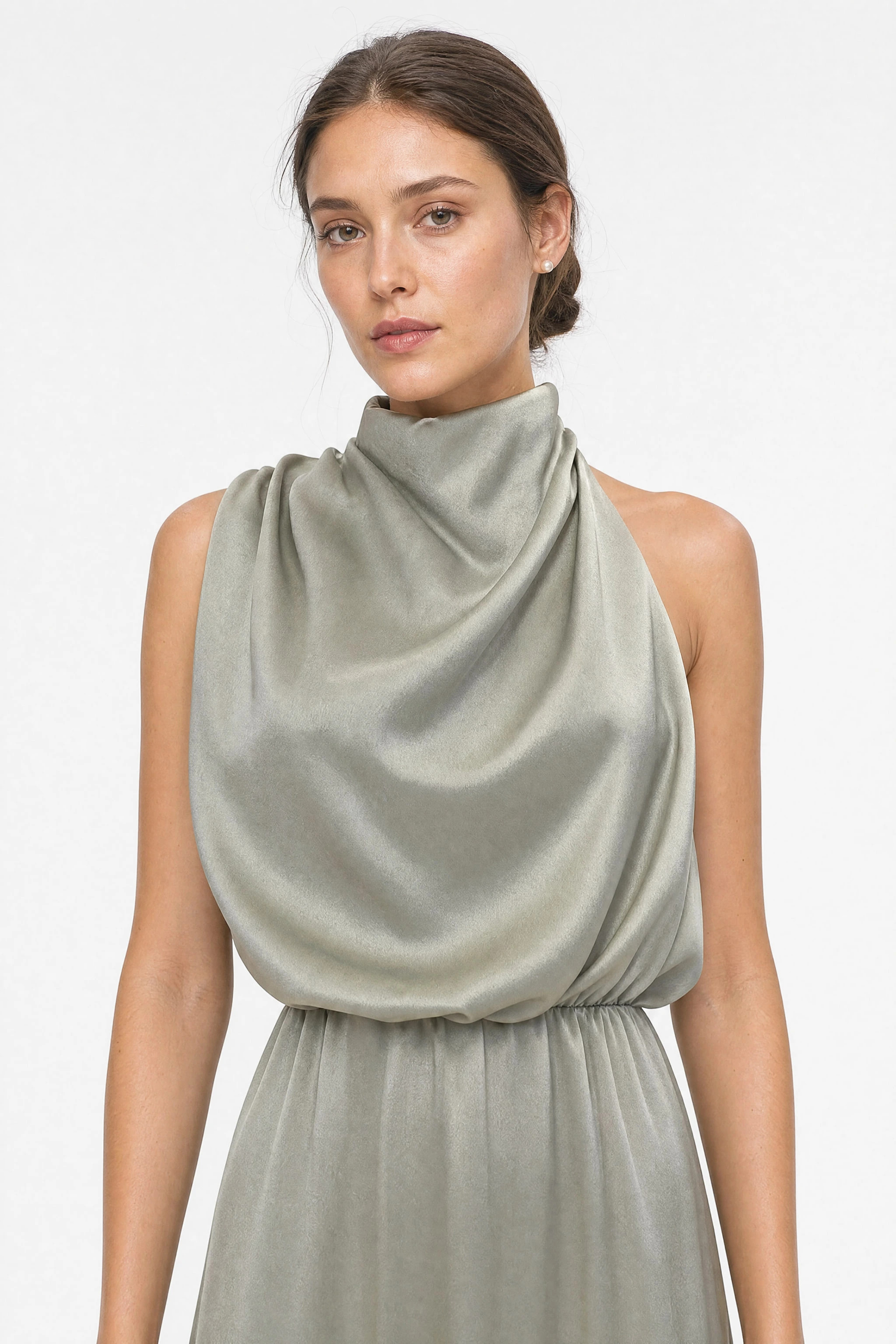 Primer plano del cuello chimenea y el drapeado plisado del vestido midi verde salvia