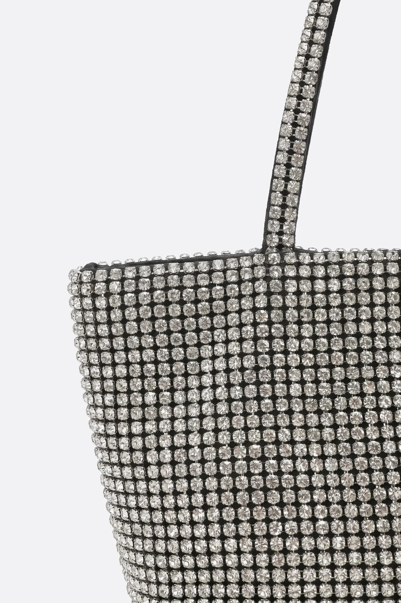 Dettaglio della maglia di strass e del manico della borsa tote argentata