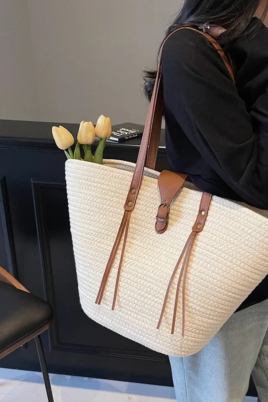 White cream straw-effect woven tote bag worn crossbody