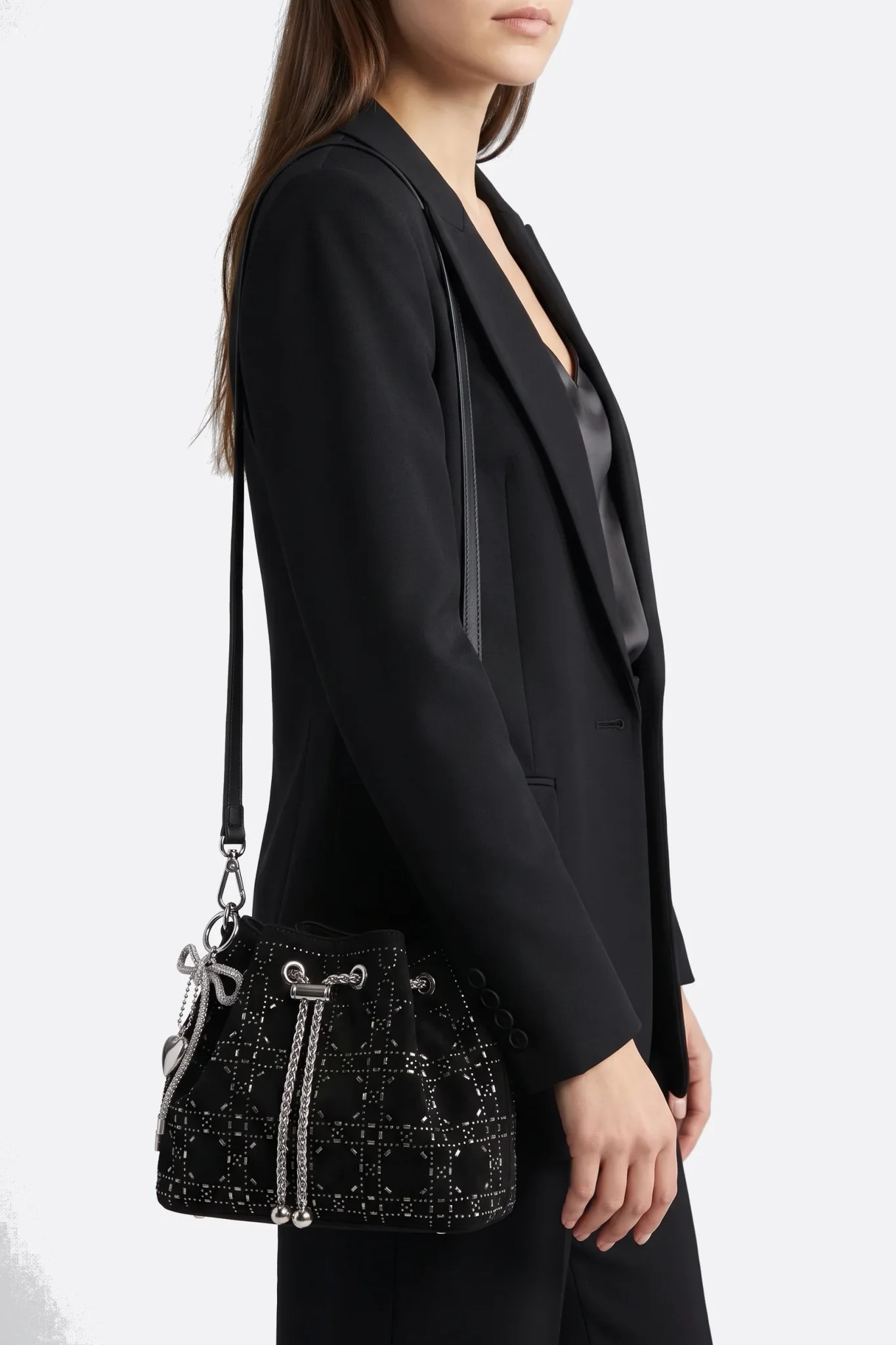 Sac seau Fimka matelassé strass noir porté en bandoulière