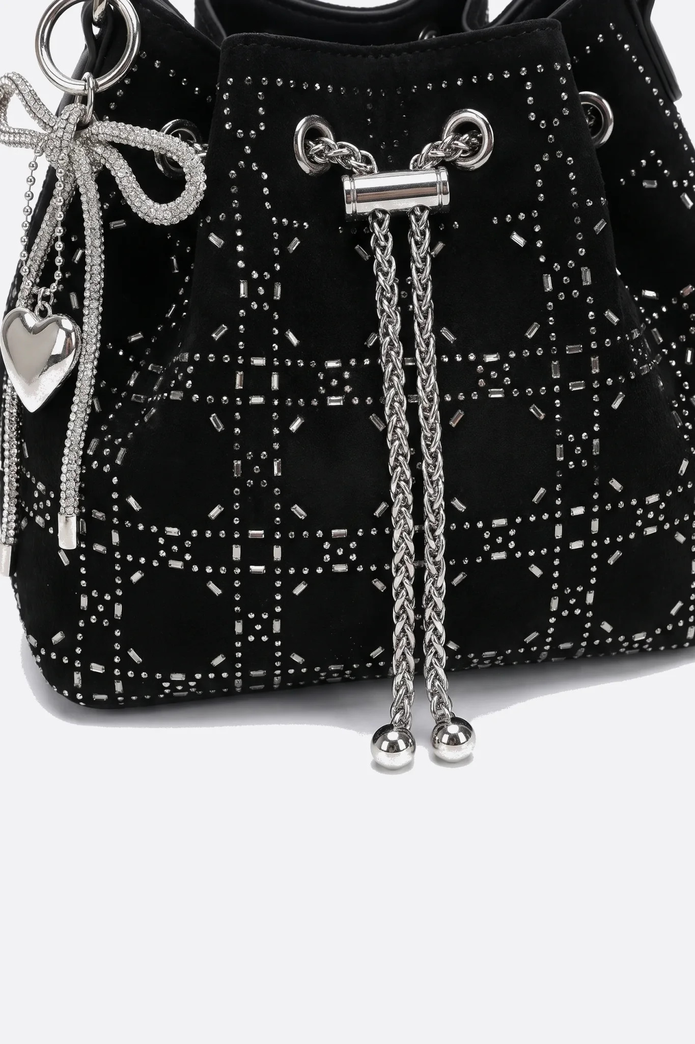 Détail du fermoir à chaînette et des breloques cœur et nœud du sac Fimka
