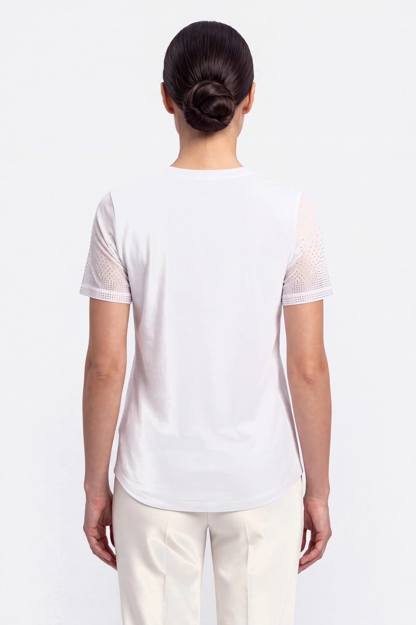 Back of the white T-shirt, ribbed neckline and rounded hem longer at the back