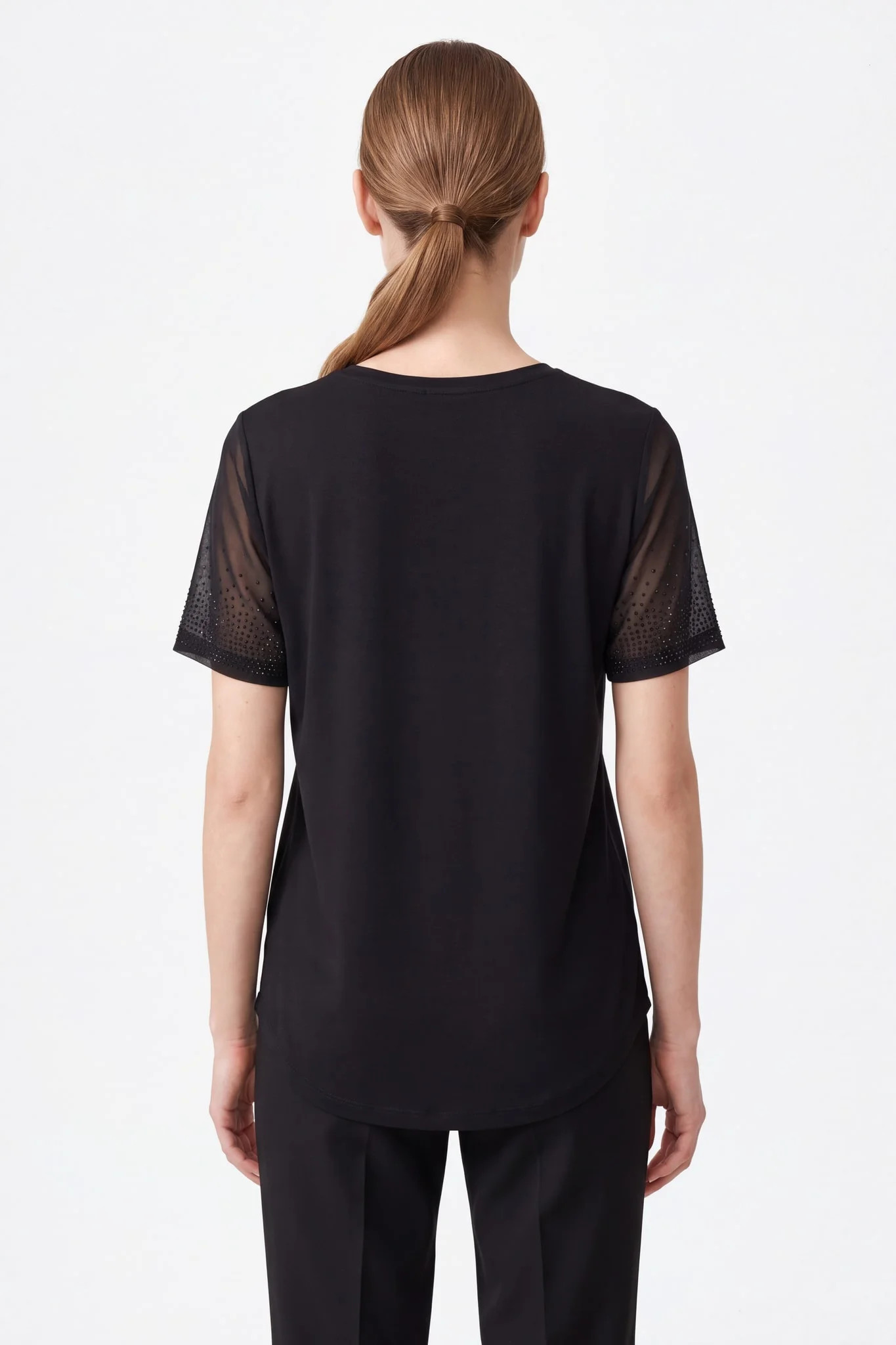 Rückseite des schwarzen T-Shirts, gerippter Ausschnitt und hinten längerer abgerundeter Saum