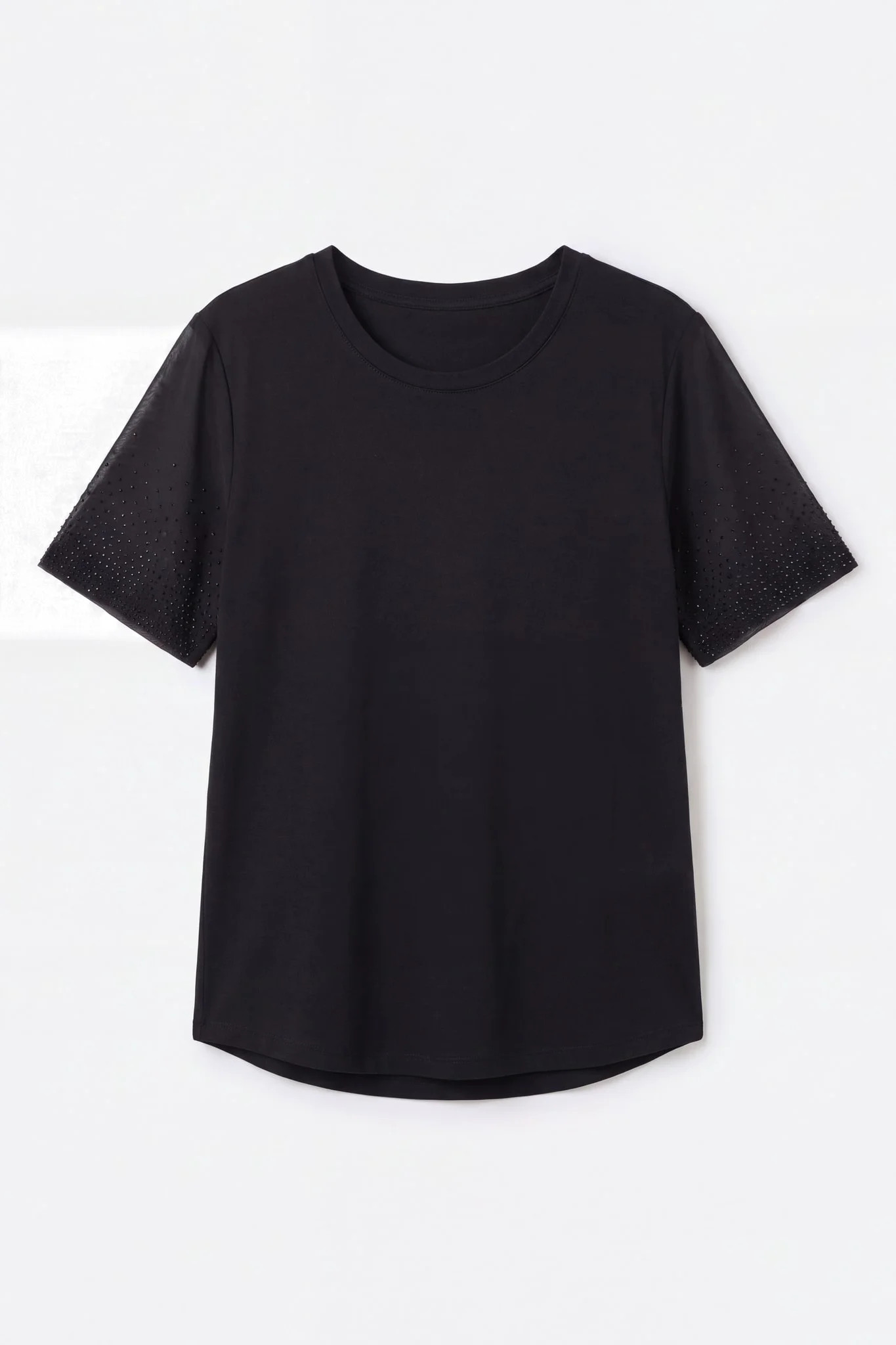 Schwarzes T-Shirt mit Strass-Ärmeln flach liegend, ausgebreitete Ärmel und sichtbarer Strass-Verlauf